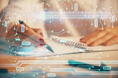 Arkaplana veri teknolojisi hologramıyla el yazıları yazan kadınların çoklu pozları. Yenilik kavramı.