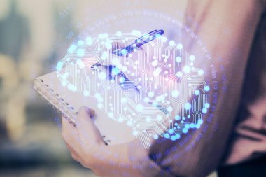 Arka plana beyin hologramıyla el yazısı yazan kadınların çoklu pozları. Beyin fırtınası kavramı.