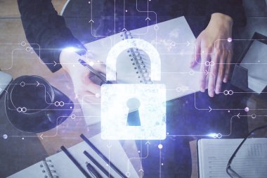 Kadın elinin birden fazla pozu kilit simgesiyle notlar alıyor. Güvenlik kavramı ve verilerin korunması