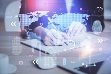 Dünya haritası hologramı ve veri tema simgeleriyle notlar alan ellerin çifte pozlanması. Küresel bilgisayar verisi kavramı.