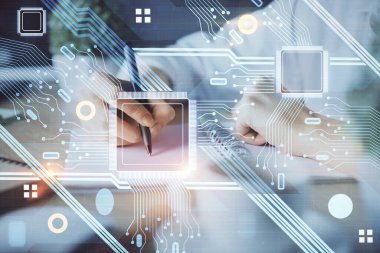 Teknoloji ve dijital kodlama simgeleriyle kadınların ellerini arka planda çifte pozlama. Veri geliştirme konsepti. Kapat..