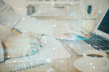 Teknoloji temalı dizüstü bilgisayarla çalışan bir iş adamı. Büyük veri kavramı. Çift pozlama.