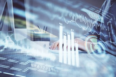 Teknoloji temalı hologramda arka planda çalışan bir adam var. Yüksek teknoloji konsepti. Çift pozlama.