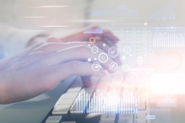 Bilgisayar geçmişi üzerinde çalışan bir adamla çok sayıda teknolojik çizime maruz kalmış. Yenilik kavramı.