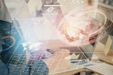 Bilgisayar geçmişi üzerinde çalışan bir adamla çok sayıda teknolojik çizime maruz kalmış. Yenilik kavramı.