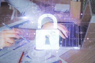 Arka planda bilgisayarda çalışan bir adamla birden fazla kilit simgesine maruz kalma. Ağ koruma kavramı.