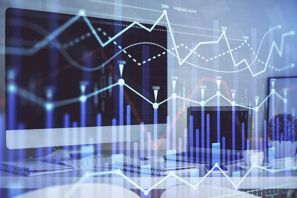 Masası ve kişisel bilgisayarı olan borsa grafiği. Çifte maruziyet. Mali analiz kavramı.