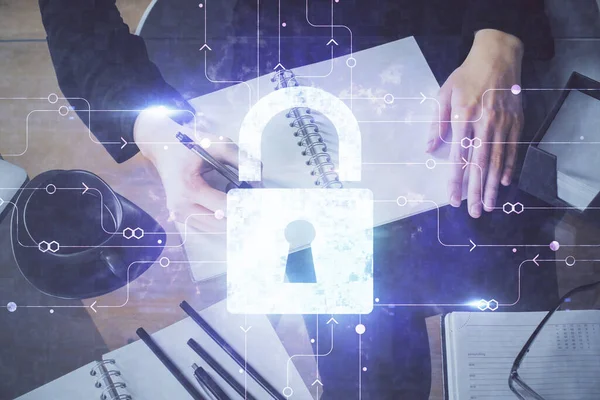 Kadın elinin birden fazla pozu kilit simgesiyle notlar alıyor. Güvenlik kavramı ve verilerin korunması