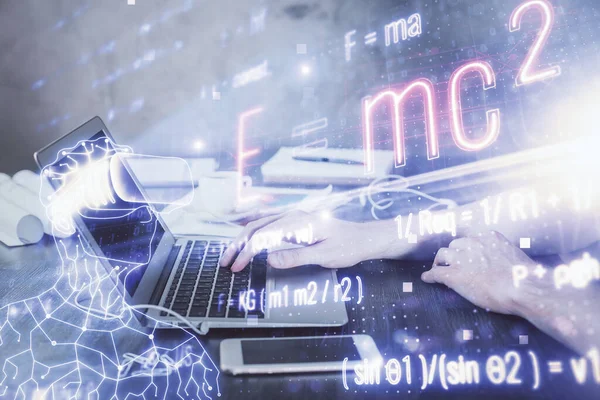 Наукова формула голограма з людиною, яка працює на комп'ютері на фоні. Концепція освіти. Подвійне експонування . — стокове фото