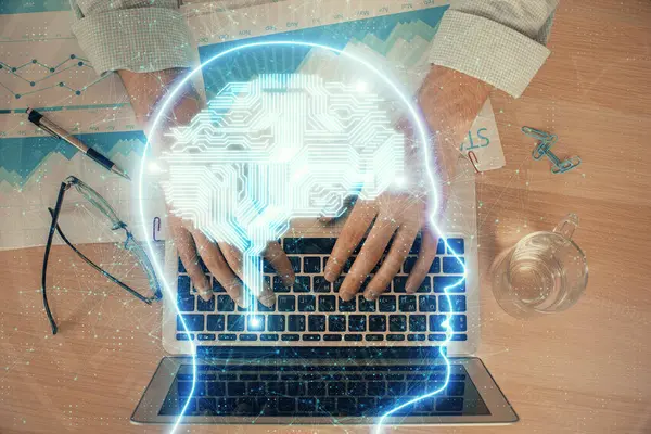 Hombre escribiendo en el fondo del teclado con holograma cerebral. Concepto de big data. —  Fotos de Stock