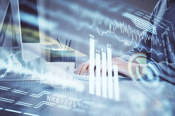 Teknoloji temalı hologramda arka planda çalışan bir adam var. Yüksek teknoloji konsepti. Çift pozlama.