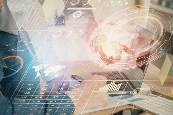 Bilgisayar geçmişi üzerinde çalışan bir adamla çok sayıda teknolojik çizime maruz kalmış. Yenilik kavramı.