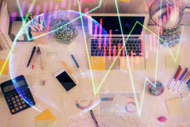 Bilgisayarla ön plan arkaplanını çizerken çift pozlama. Finansal araştırma ve analiz kavramı. Üst görünüm.