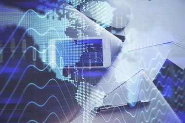 Forx grafik hologramının telefonlu masaüstü üzerinde çoklu pozlandırılması. Üst Manzara. Mobil ticaret platformu kavramı.