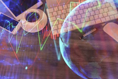 Masaüstünde telefonlu ön x grafik hologramına çift pozlama. Üst Manzara. Mobil ticaret platformu kavramı.