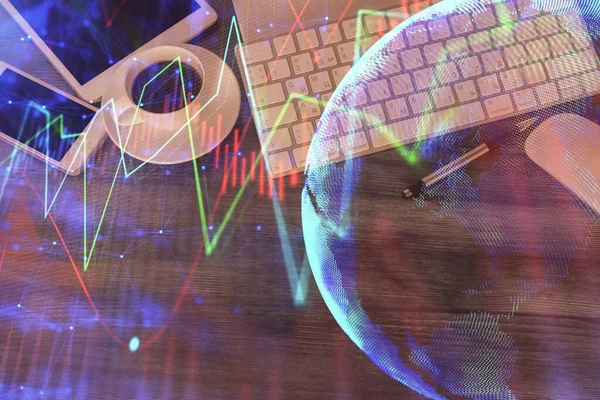 Masaüstünde telefonlu ön x grafik hologramına çift pozlama. Üst Manzara. Mobil ticaret platformu kavramı.