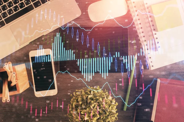 Doble exposición del holograma gráfico de divisas sobre el escritorio con el teléfono. Vista superior. Concepto de plataforma de comercio móvil. —  Fotos de Stock