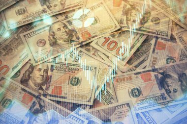 Forx grafiğinin çok sayıda görüntüsü bize dolar banknotları arka planında görünüyor. Finansal başarı piyasası kavramı.