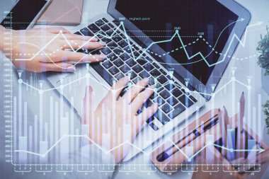 Kadın elleri bilgisayarda ve forx grafik hologramında yazı yazıyor. Borsa analizi kavramı.