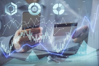 Ellerinde kredi kartı ve forex çizimi olan bir adamın çift pozu. İnternet E-ticaret kavramında hisse senedi ve dijital fintech.