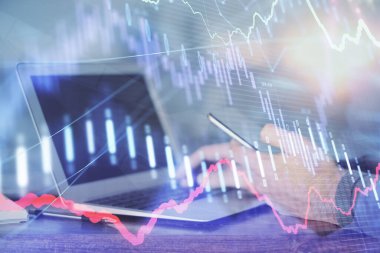 Erkeklerin el ele tutuşup dijital bir cihaz ve ön grafik çizimi kullanırken çift pozlama. Finansal piyasa kavramı.