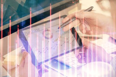 Bir adamın elini tutarken ve bir telefon ve finansal çizim kullanırken çift pozlama. Pazar analizi kavramı.