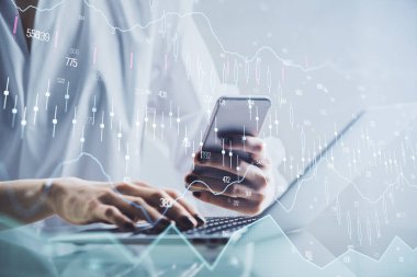 Finansal grafik çizimine çifte maruz kalma hologram ve cep telefonu kullanan bir kadın. Borsa konsepti.