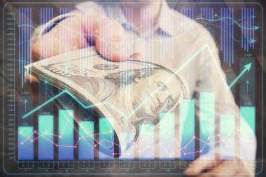 Finansal grafiğe çoklu pozlama hologram, Amerikan dolarları ve insan eli. Analiz kavramı.