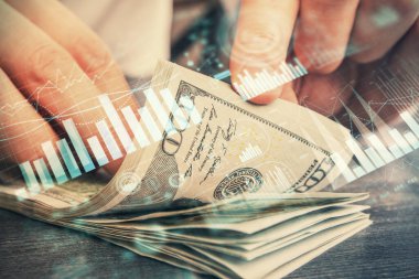 Forx grafiği, hologram, Amerikan dolarları ve insan eli çizimleri. Teknik Analiz kavramı.