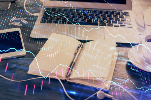 Multi экспозиции финансовых графиков рисунки и стол с открытым фоном ноутбука. Концепция форекс