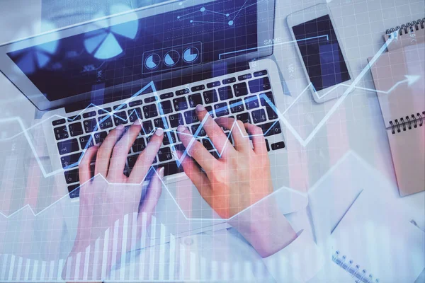 Dubbel exponering av kvinnliga händer som arbetar på dator och forex diagram hologram ritning. Ovanifrån. Begreppet finansiell analys. — Stockfoto