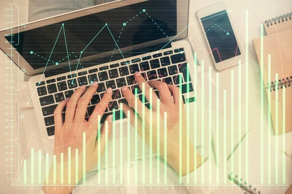 Doppelbelichtung von Frauenhänden, die an Computer- und Forex-Diagramm-Hologrammzeichnung arbeiten. Draufsicht. Finanzanalysekonzept. — Stockfoto