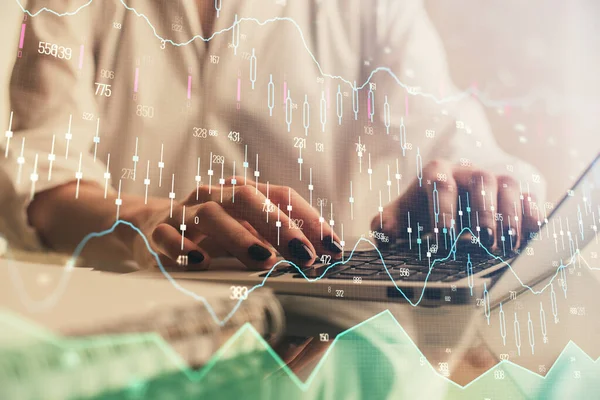 컴퓨터로 타이핑하는 여성의 손이 두 배로 노출되고, 심방도 (forex chart) 홀로그램 그림. 주식 투자 개념. — 스톡 사진