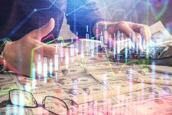 Doble exposición de las manos del hombre sosteniendo y utilizando un dispositivo digital y dibujo gráfico de divisas. Concepto de mercado financiero. —  Fotos de Stock