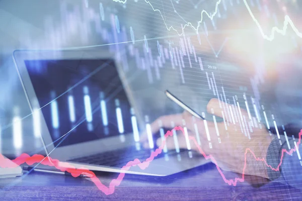 Erkeklerin el ele tutuşup dijital bir cihaz ve ön grafik çizimi kullanırken çift pozlama. Finansal piyasa kavramı.