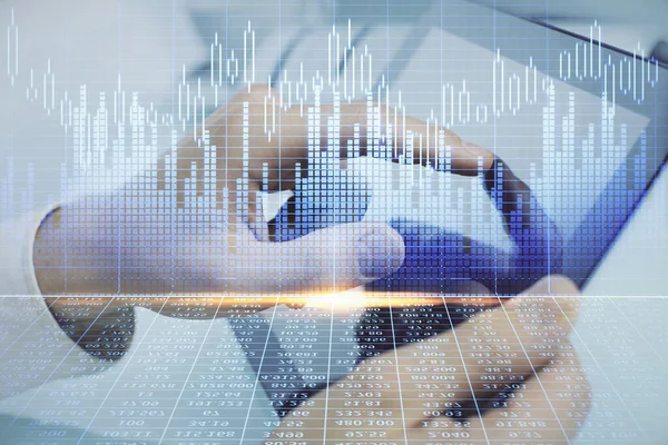 Bir adamın el ele tutuşup, telefon ve finansal çizim kullanırken birden fazla pozlama. Pazar analizi kavramı.