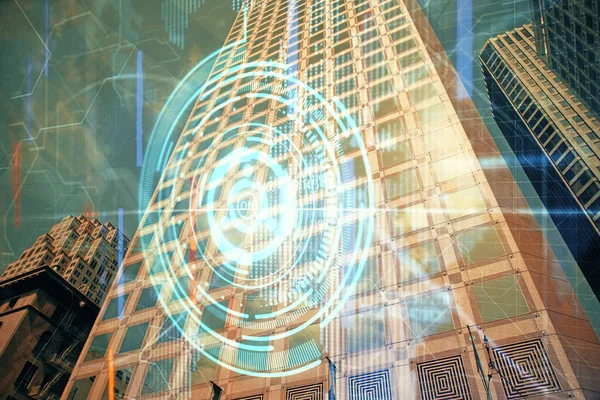 Dados tema holograma desenho na vista da cidade com arranha-céus de fundo multi exposição. Conceito Bigdata. — Fotografia de Stock