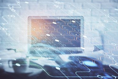 Masaüstü bilgisayar ve teknoloji temalı holograma çoklu maruz kalma. Yazılım geliştirme kavramı.