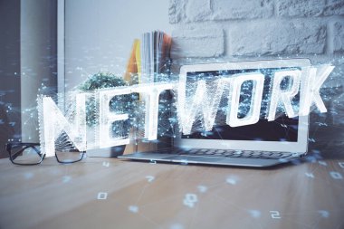 Masaüstü bilgisayarı ve teknoloji temalı holograma çift pozlama. Yazılım geliştirme kavramı.