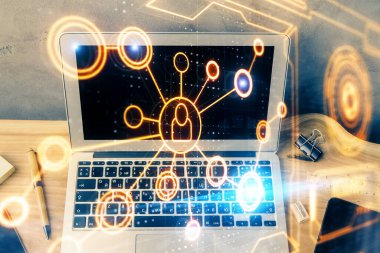 Sosyal ağ hologramıyla birlikte bilgisayar masaüstünde. Çoklu maruz kalma. Uluslararası insan ilişkileri kavramı.