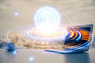 Blockchain temalı holograma ve bilgisayar arkaplanlı masaya çift pozlama. Bitcoin şifreleme para birimi kavramı.