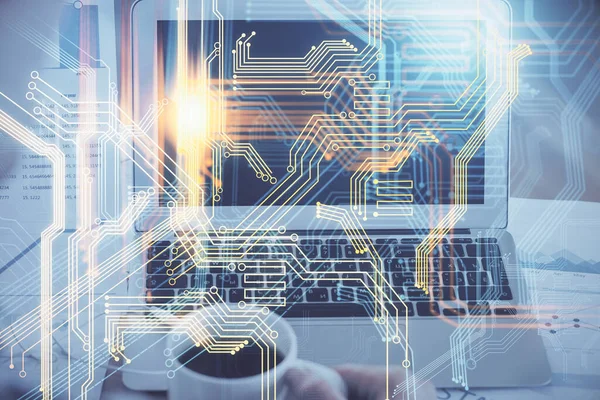 Bilgisayarlı ve dünya haritalı hologramlı çok katlı bir tablo. Uluslararası veri ağı kavramı.