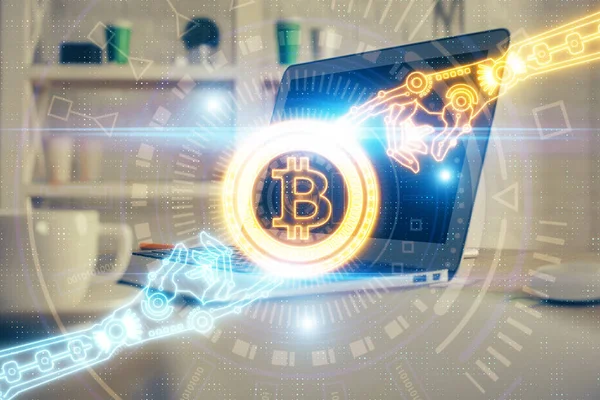 Blockchain temalı holograma ve bilgisayar arkaplanlı masaya çift pozlama. Bitcoin şifreleme para birimi kavramı.