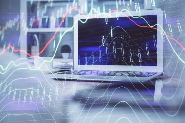 Arka planda eski pazar grafik hologramı ve kişisel bilgisayar var. Çifte maruziyet. Yatırım kavramı.