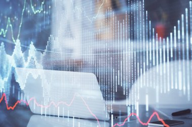 Masası ve kişisel bilgisayarı olan borsa grafiği. Çifte maruziyet. Mali analiz kavramı.