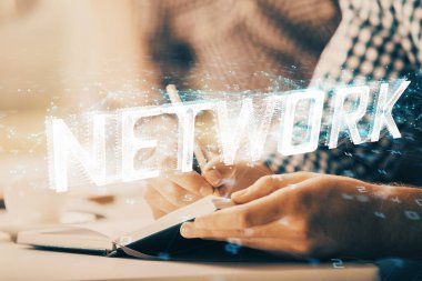 Yazan adam elleri teknoloji simgeleriyle donatır.