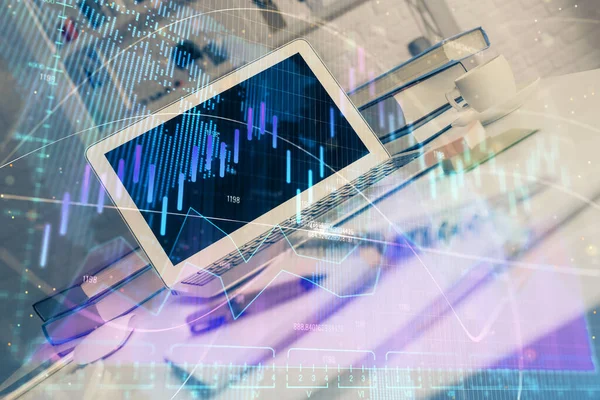 Hologramm des Börsendiagramms auf dem Hintergrund des PCs. Doppelbelichtung. Investitionskonzept. — Stockfoto