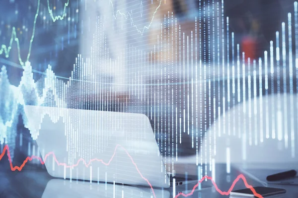 Masası ve kişisel bilgisayarı olan borsa grafiği. Çifte maruziyet. Mali analiz kavramı.