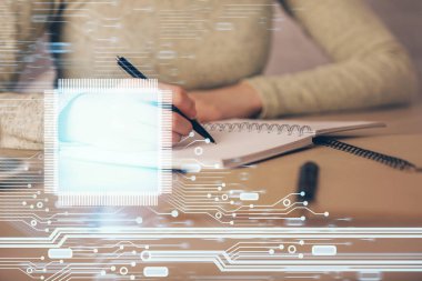 Veri teknolojisi hologramıyla arka planda el yazısının iki katına çıkarılması. Büyük veri kavramı.