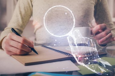 Not defterine yakın el çizimleriyle yaratıcı çizimler yapmaya başla. Beyin fırtınası kavramı. Çift pozlama